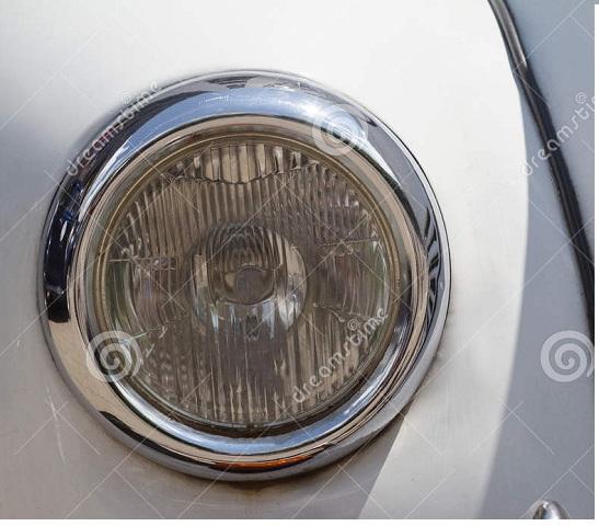 закройте-вверх-винтажной-бе-ой-фары-автомоби-я-72647901.jpg