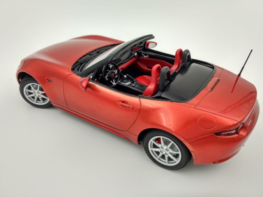 11_Mazda_MX-5_(Tamiya_24342).jpg