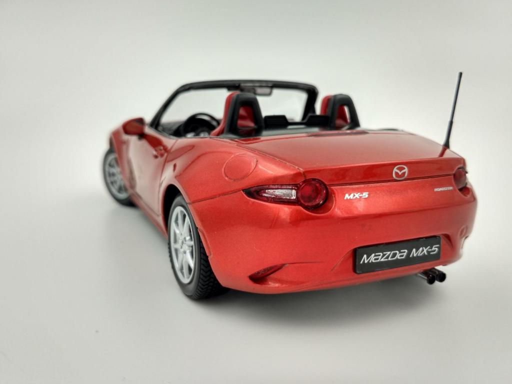 15_Mazda_MX-5_(Tamiya_24342).jpg