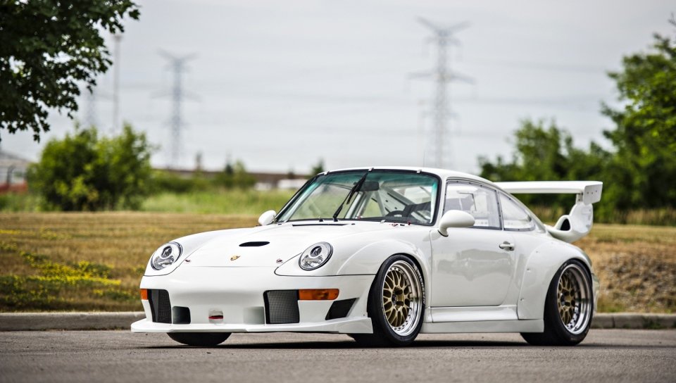 porsche_911_gt2_white_side_view_112541_960x544.jpg