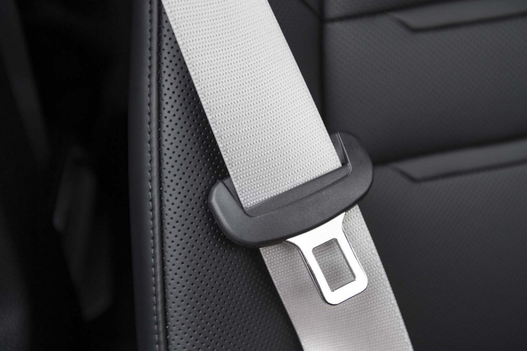 2018-Porsche-Panamera-Sport-Turismo-seatbelt.jpg