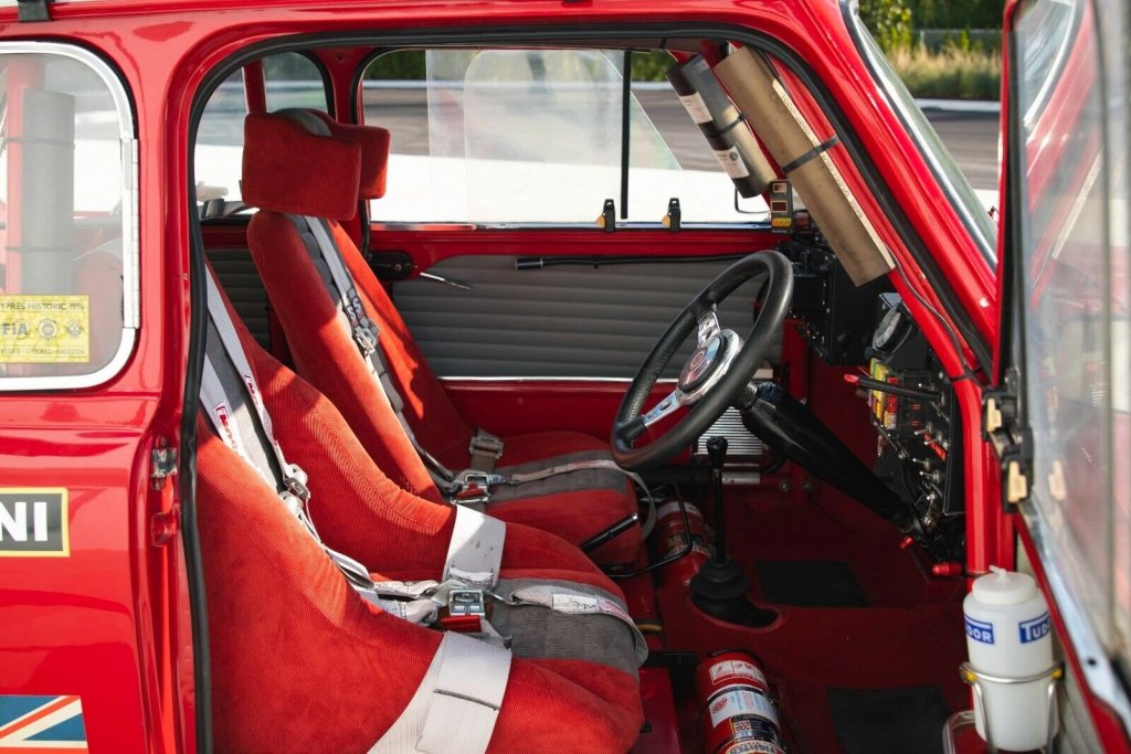 Austin_Mini-Cooper_interior-right-1.jpg