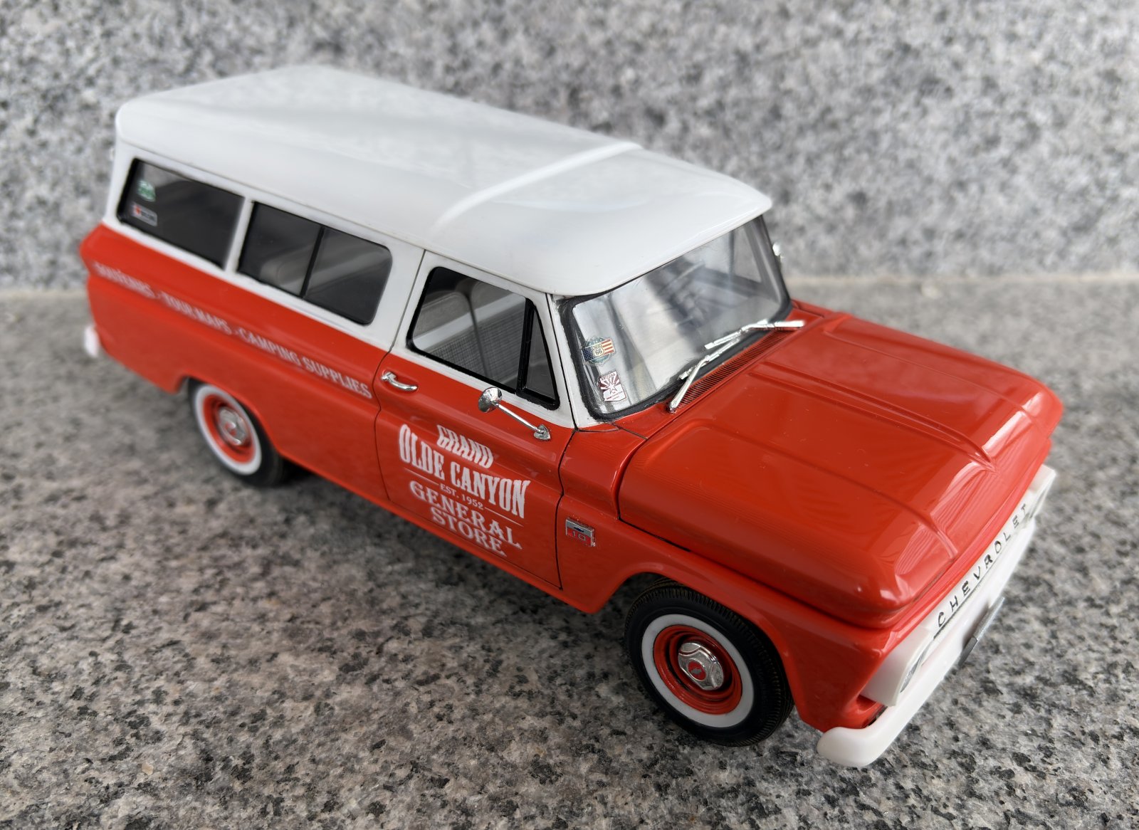 1/25 Revell 1966 Chevrolet Suburban