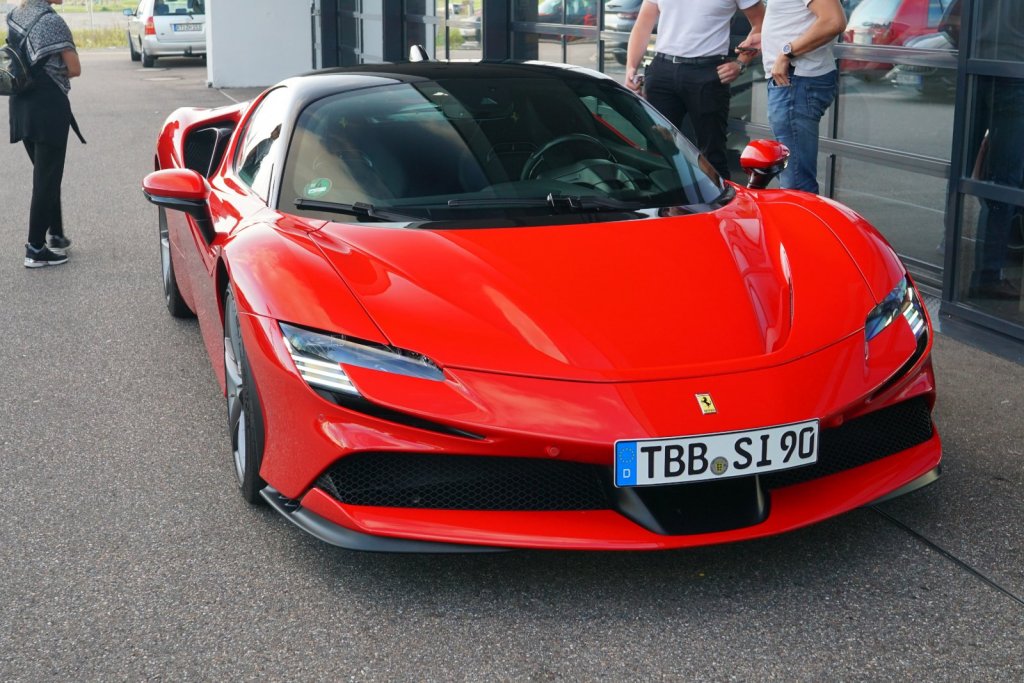 Ferrari_SF90_Stradale_in_Böblingen_01.jpg
