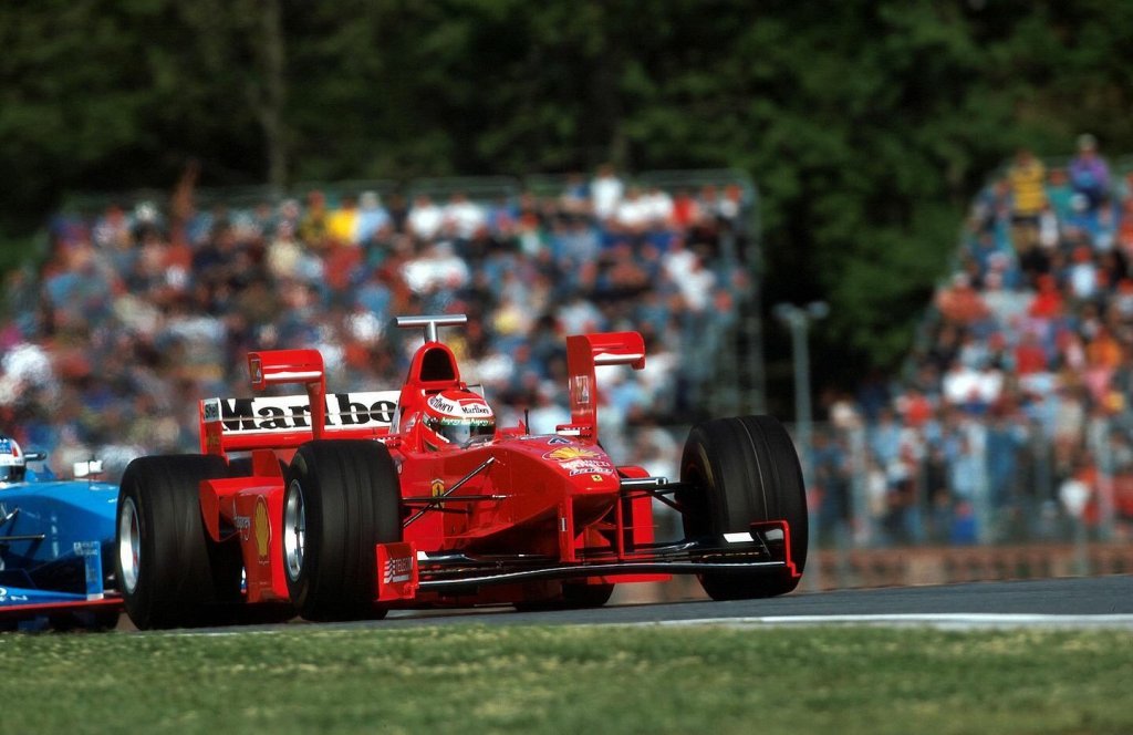Eddie_Irvine_(Ferrari_F300)_-_GP_San_Marino_1998.jpg